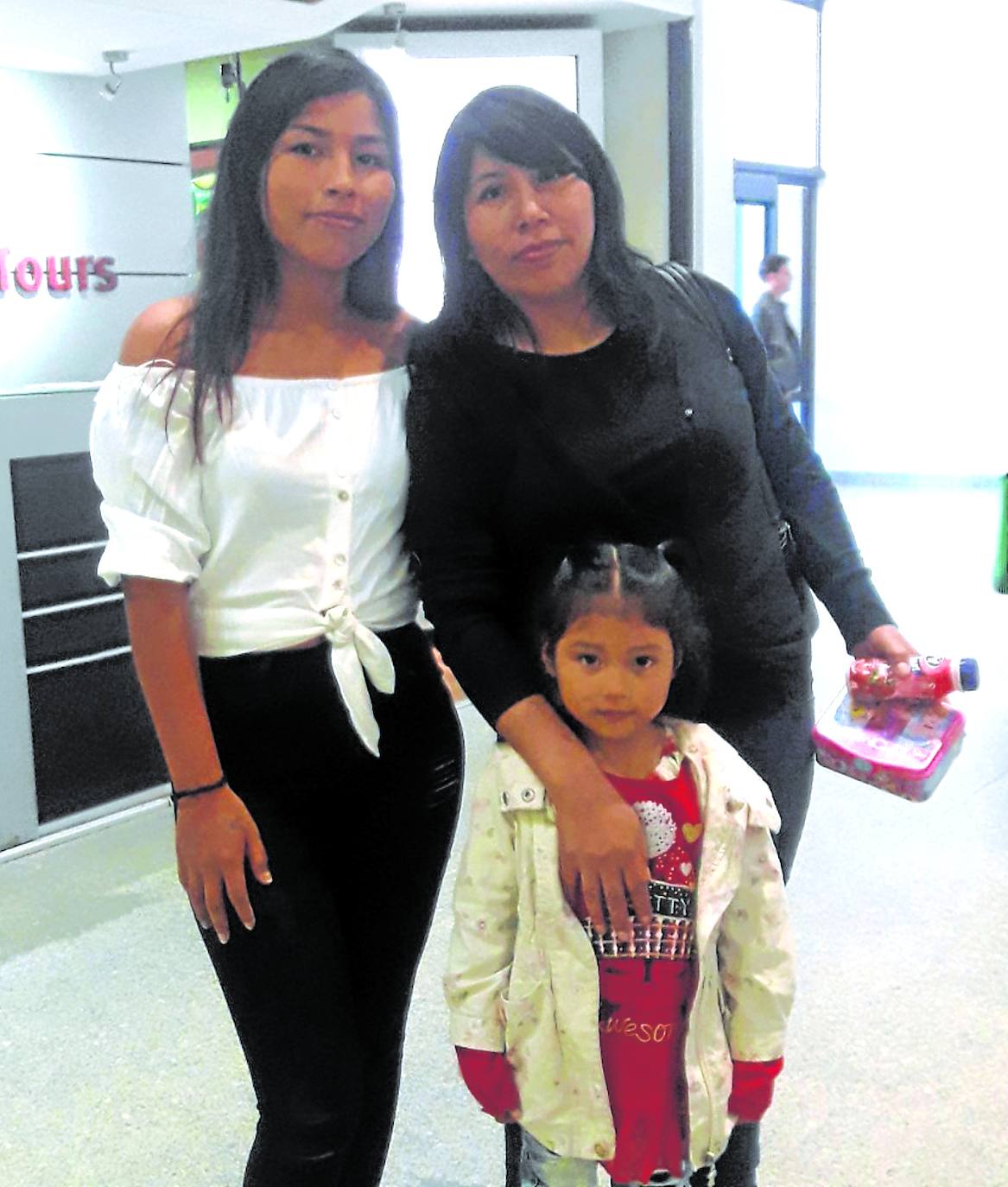 Rebeca, junto a su hija, Aracely, y su nieta, en uno de sus últimos viajes a Bolivia. 