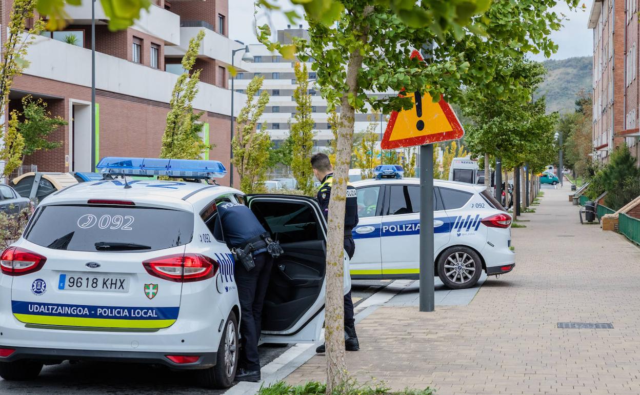 Agentes de la Policía Local en una actuación ajena a la información.