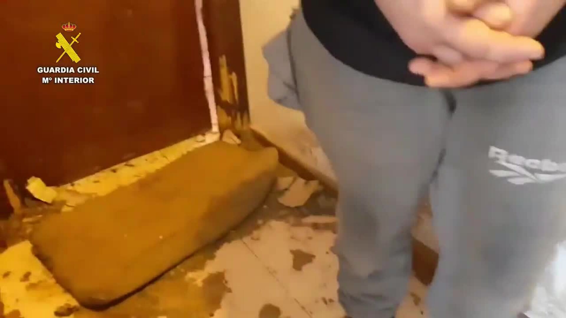 Cinco detenidos que captaban a gente en páginas de contactos para falsificar su documentación