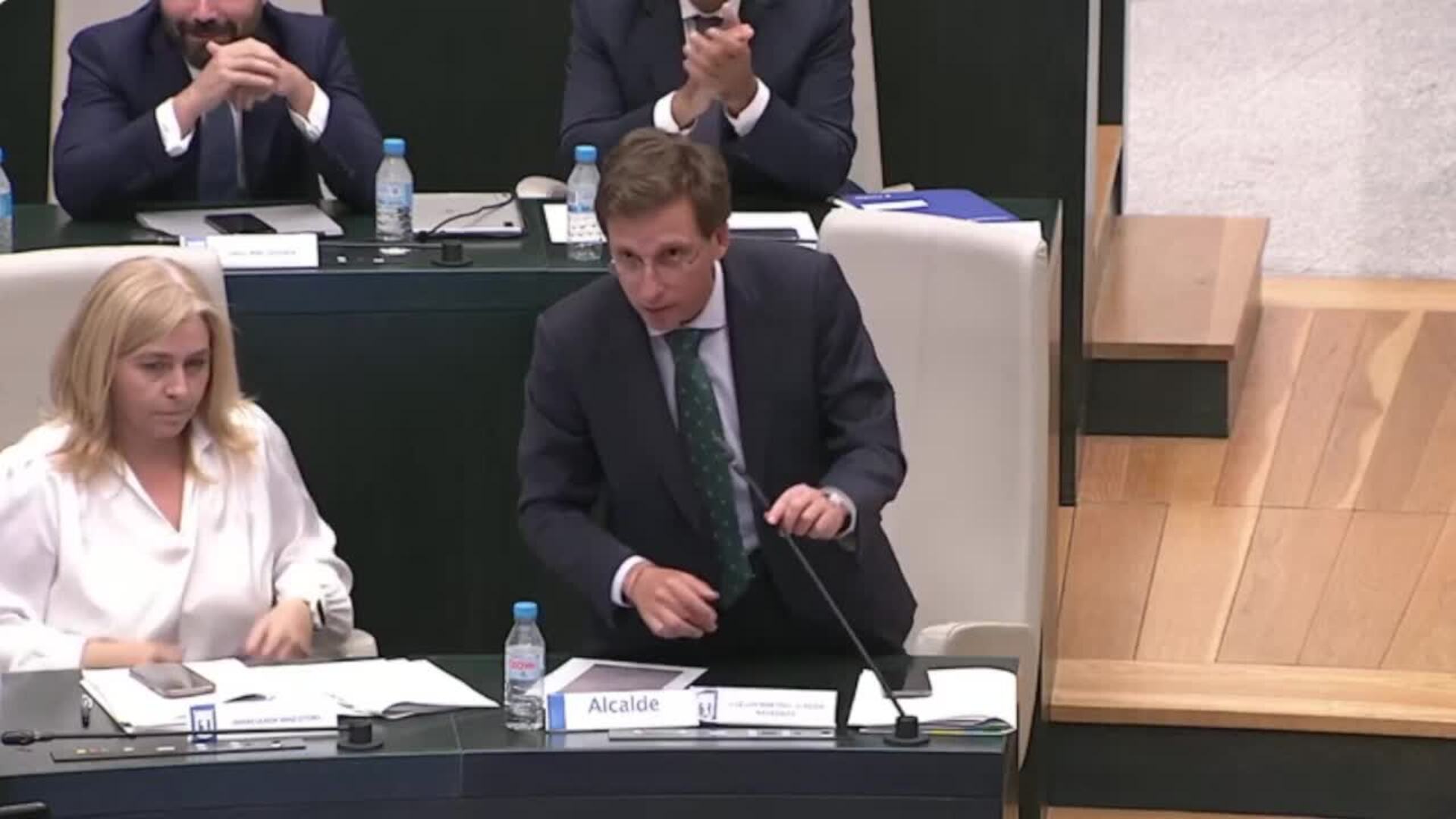 El socialista Viondi, expulsado del Pleno tras "tocarle la cara" a Almeida