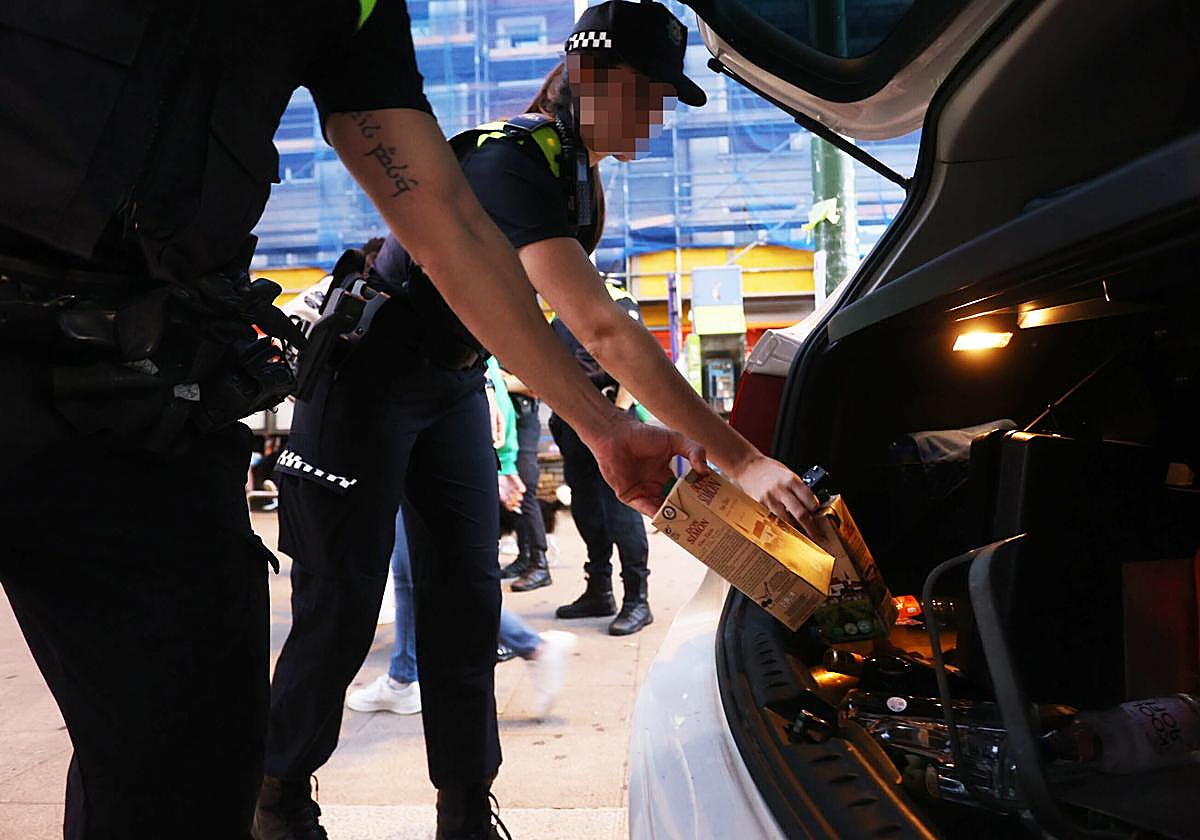 Policías de Getxo requisan bebida alcohólica a menores.