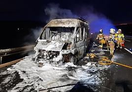 Una furgoneta incendiada complica la circulación en la AP-1, a la altura de Ribera Baja, sentido Burgos