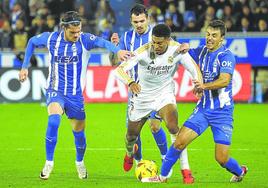 Hagi, Sola y Guevara intentan detener a Bellingham en el último partido del año pasado, la derrota contra el Real Madrid del 21 de diciembre.