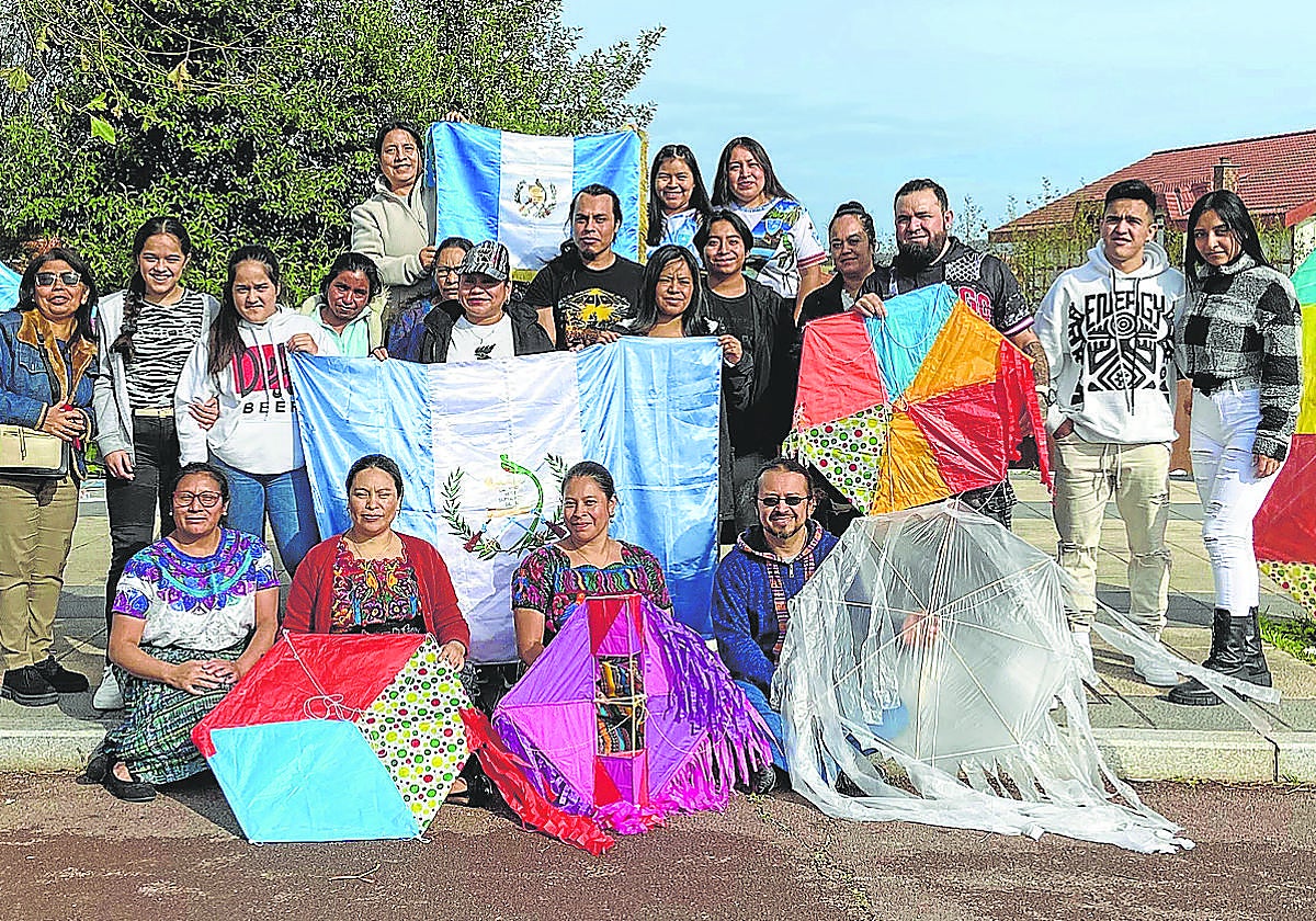 La comunidad guatemalteca celebra los barriletes el día de Todos Los Santos en la Galea.