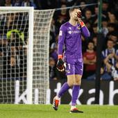 El palo de Imanol a Remiro tras su roja que le impedirá jugar el derbi: «No es normal que cometa esos errores»