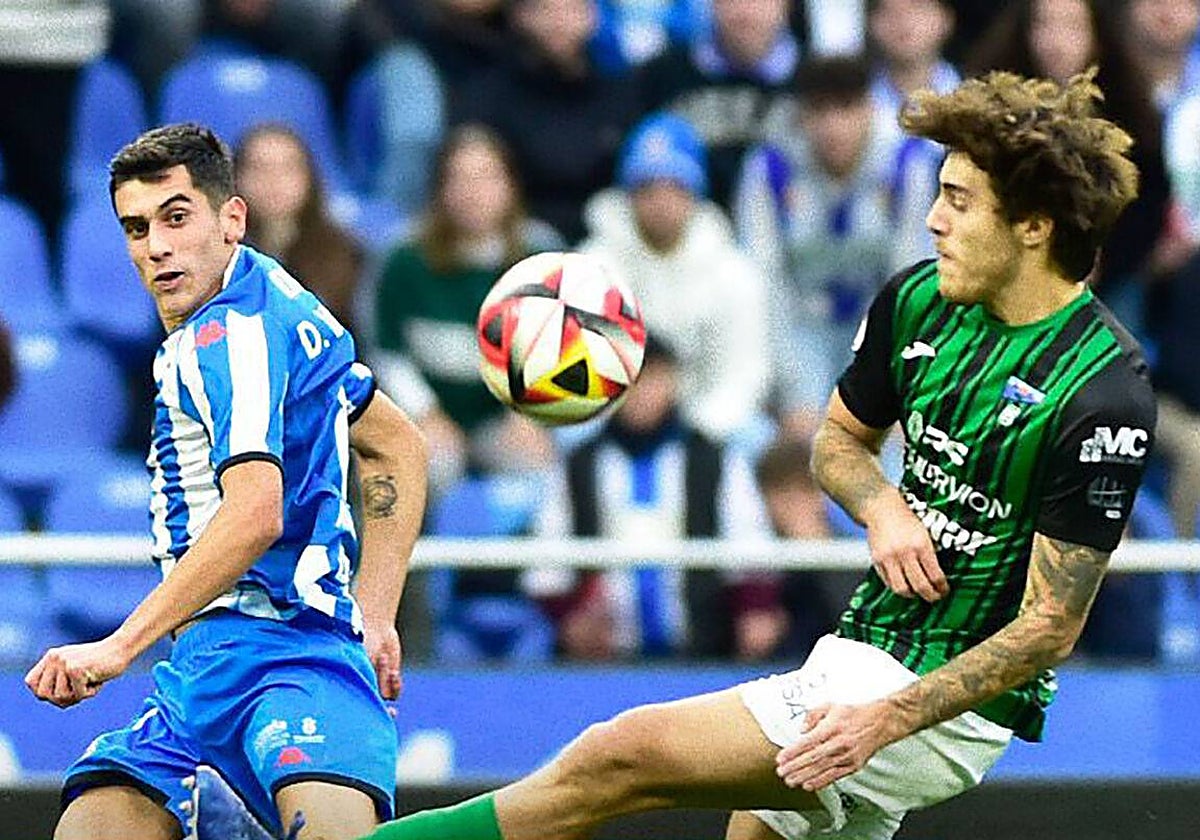 Mario Camero trata de interceptar un balón en el partido que enfrentó al Sestao River contra el Deportivo de la Coruña.
