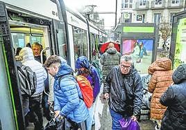 Viajeros entran en el tranvía a su paso por la parada de Parlamento.