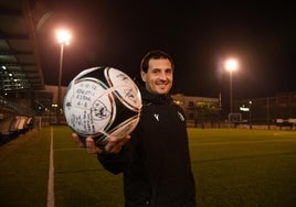 Mikel Arruabarrena con el balón con el que eliminó al Athletic.