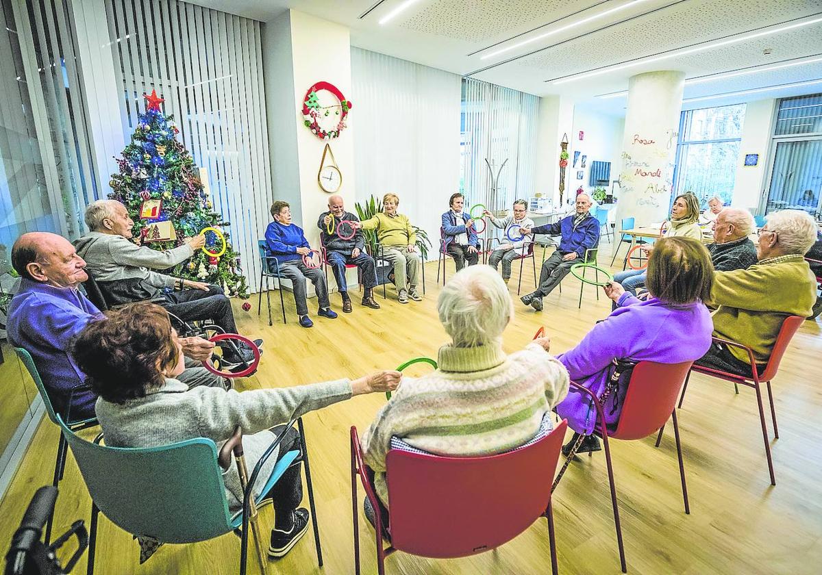 Usuarios en el centro de Atención Diurna de la plaza del Renacimiento, estrenado el año pasado.