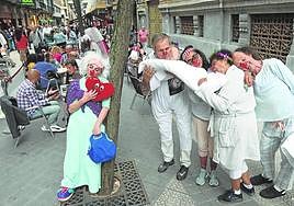 Vecinos de Abando durante una protesta en Ledesma contra el ruido nocturno que les impide el descanso.