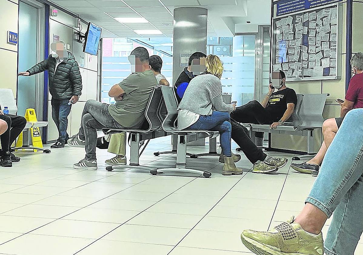 Varios pacientes y familiares en una sala de espera de una unidad de Urgencias de Osakidetza.