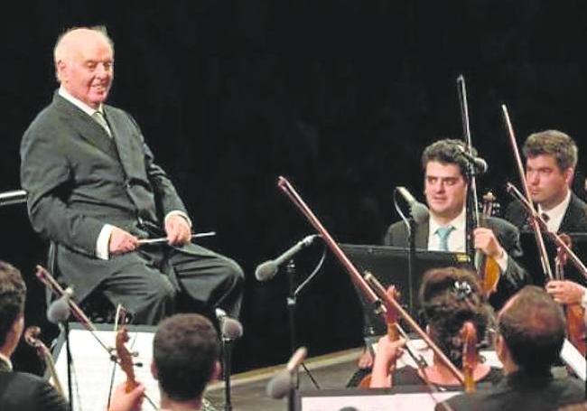 Barenboim, al frente de la West-Eastern Divan Orquestra.