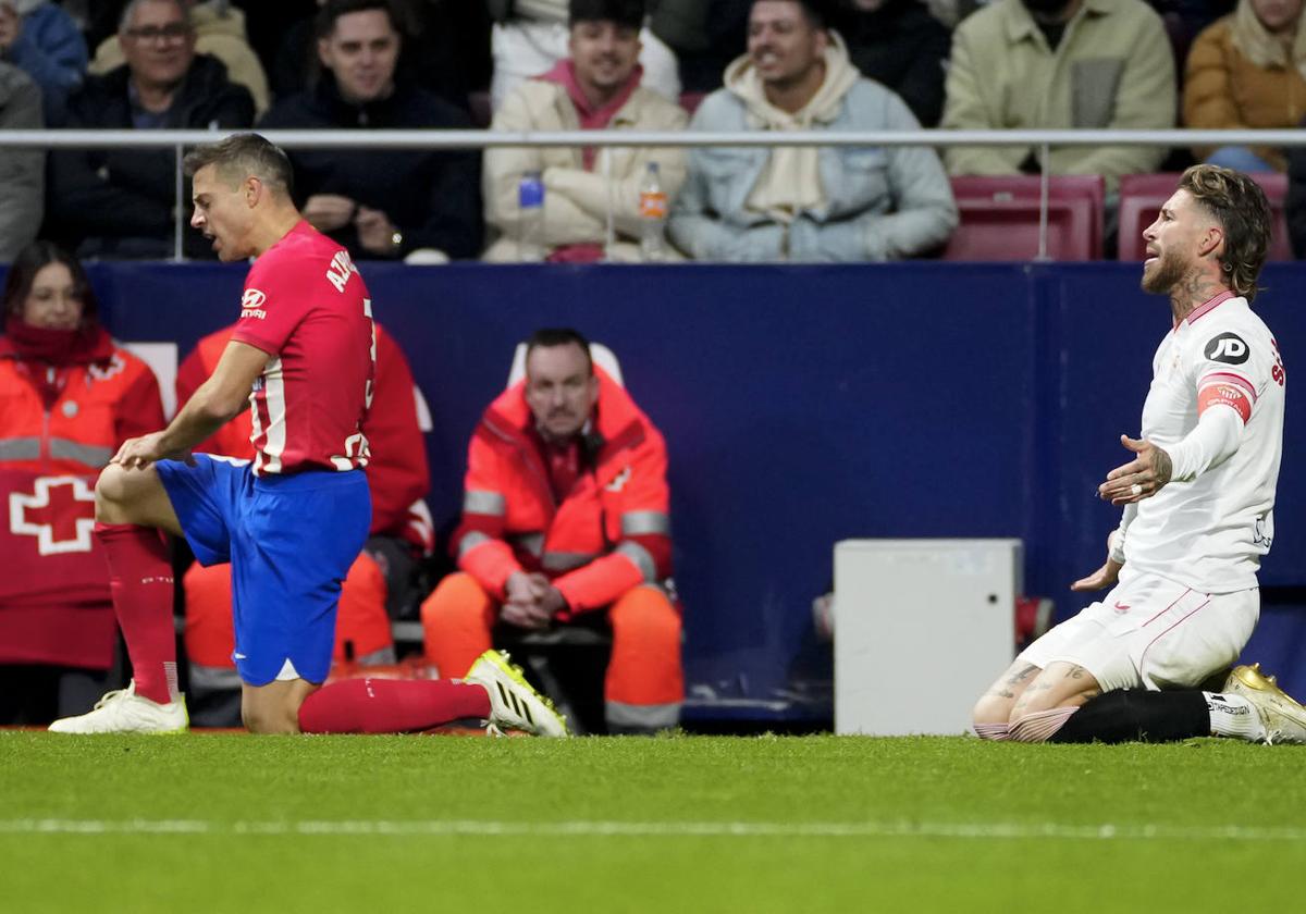 Sergio Ramos protesta una acción ante Azpilicueta, del Atlético.