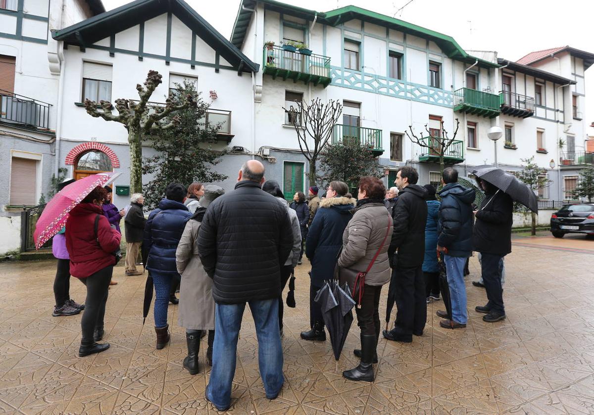 Imagen de archivo de un grupo de personas en una ruta para descubrir la arquitectura de la urbe.