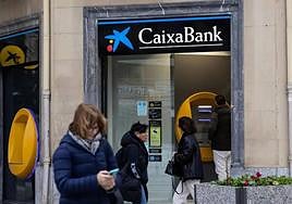 Unos ladrones roban 90.000 euros a plena luz del día y sin violencia en un banco en Irún