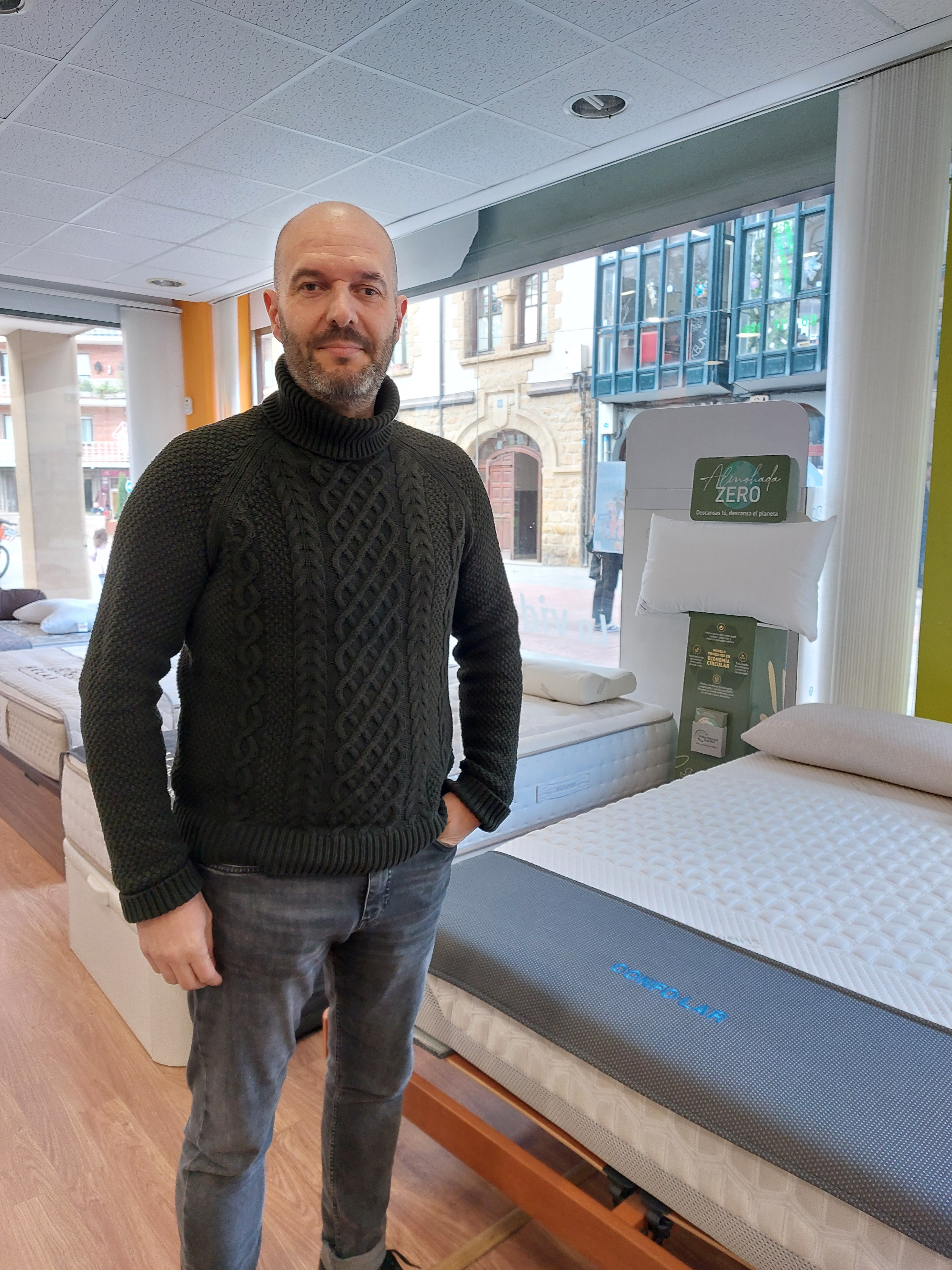 Alfredo Santamaría en su tienda.