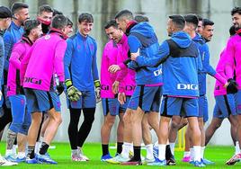 El buen ambiente impera en la plantilla rojiblanca, que se entrenó ayer en Lezama para ultimar los detalles del partido de esta tarde contra el Sevilla.