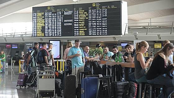 La huelga en los servicios de tierra de Iberia amenaza con dejar 70 aviones y 10.000 pasajeros en tierra en Loiu