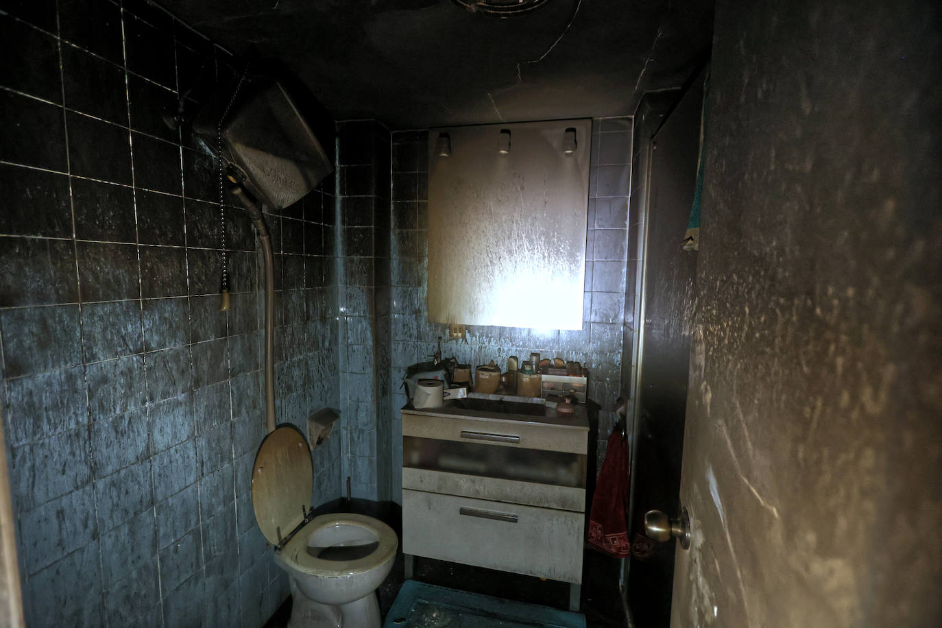 La vivienda calcinada en Rentería, desde dentro