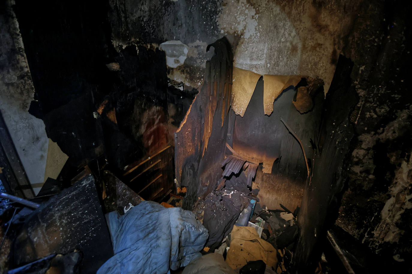 La vivienda calcinada en Rentería, desde dentro