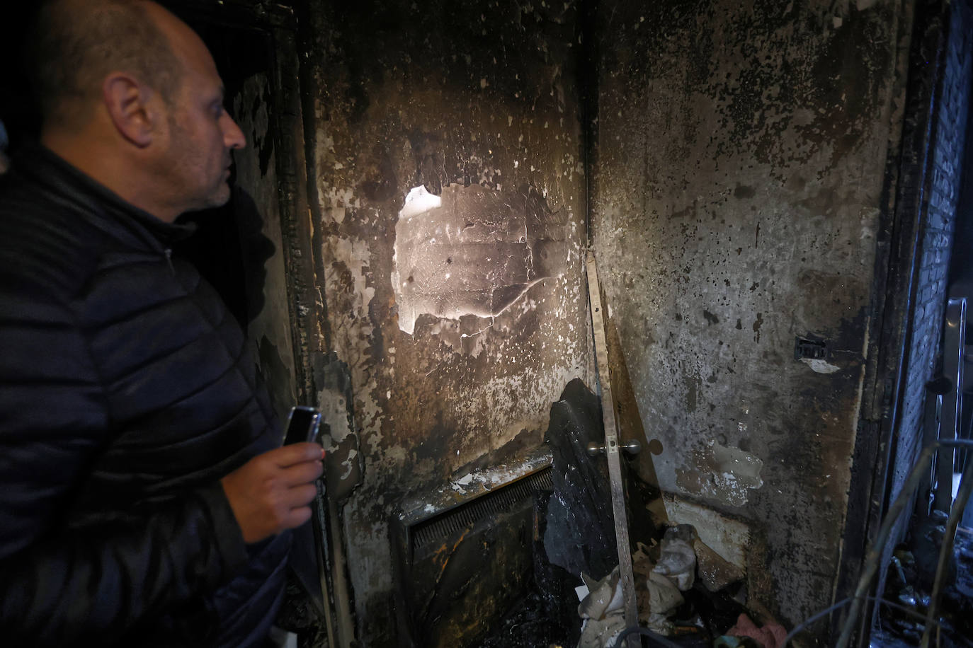 La vivienda calcinada en Rentería, desde dentro