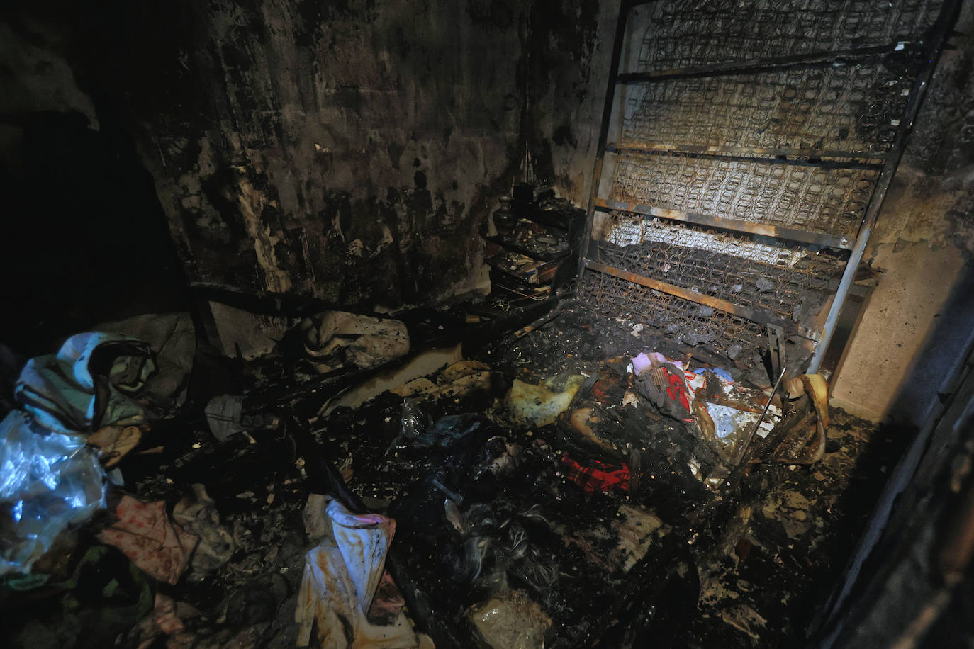 La vivienda calcinada en Rentería, desde dentro