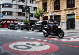 Una motocicleta circula por Bilbao