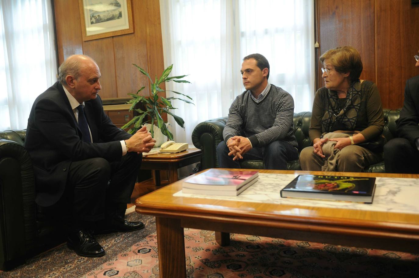 El hermano y la madre de Borja Lázaro con el entonces ministro de Interior, Fernández Díaz.