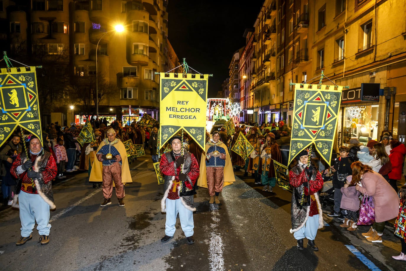 La Cabalgata de los Reyes Magos llena Vitoria de magia e ilusión