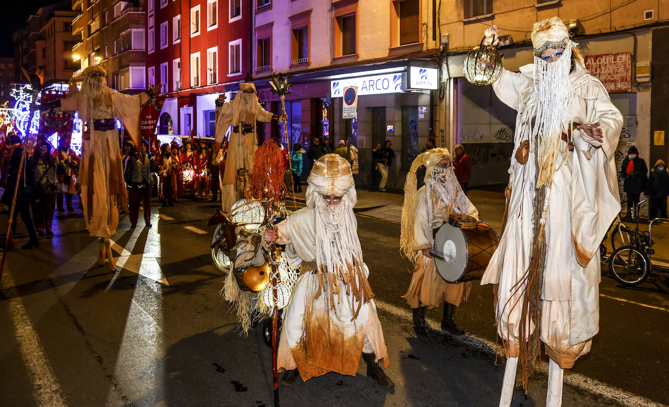 La Cabalgata de los Reyes Magos llena Vitoria de magia e ilusión