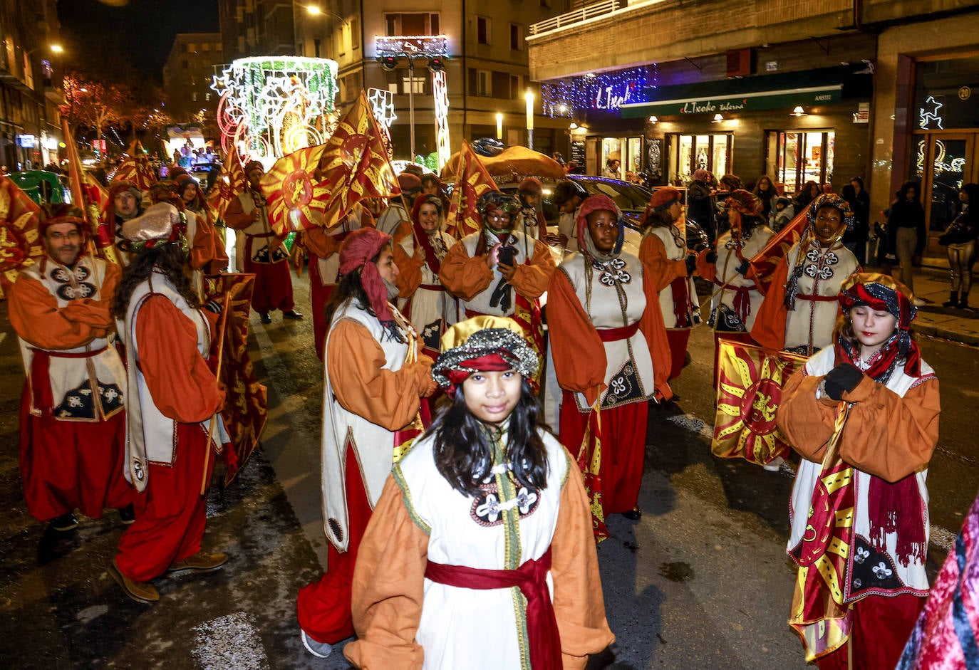 La Cabalgata de los Reyes Magos llena Vitoria de magia e ilusión