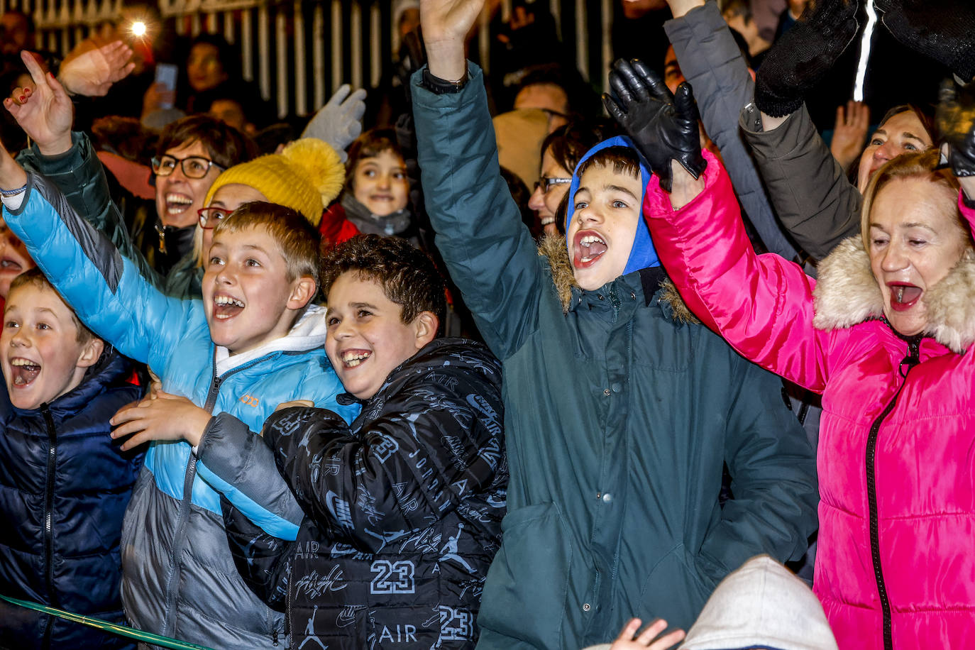 La Cabalgata de los Reyes Magos llena Vitoria de magia e ilusión