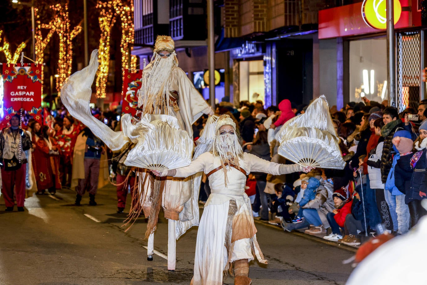 La Cabalgata de los Reyes Magos llena Vitoria de magia e ilusión