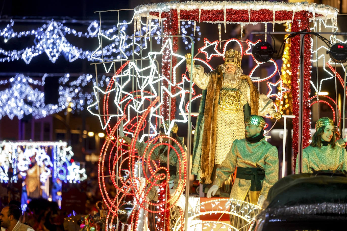 La Cabalgata de los Reyes Magos llena Vitoria de magia e ilusión