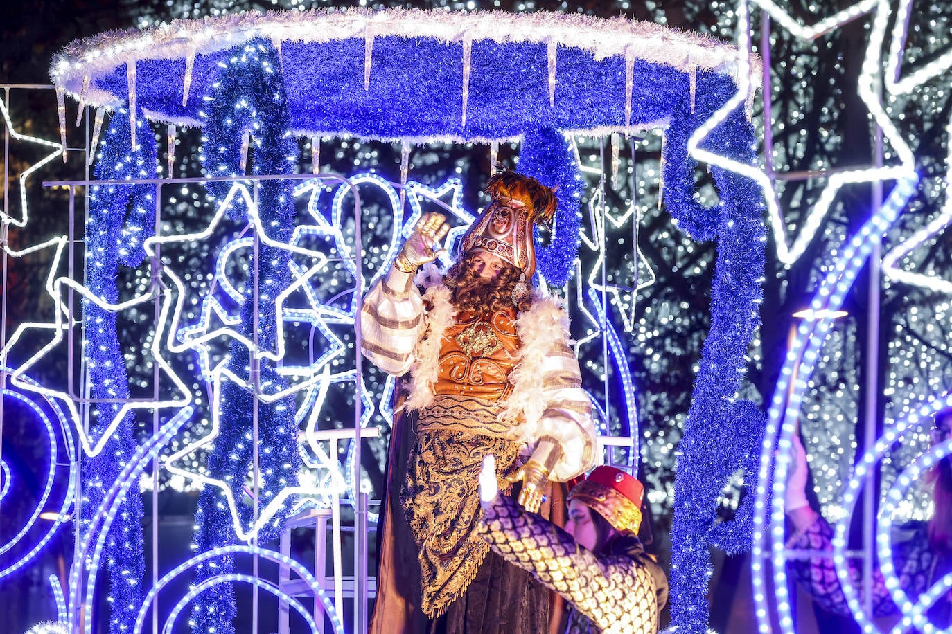 La Cabalgata de los Reyes Magos llena Vitoria de magia e ilusión