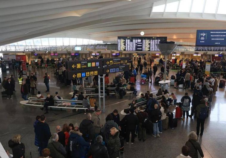 Largas colas en los puestos de facturación de Iberia, Vueling y Lufthansa, este viernes en el aeropuerto de Loiu.