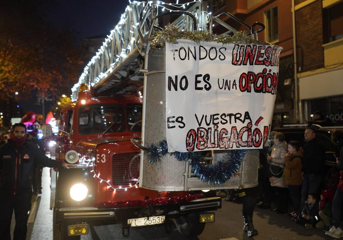 Pancarta de los bomberos de Vitoria durante el desfile de Olentzero y Mari Domingi.