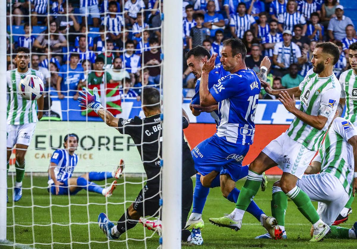 Sola y Kike intentan batir a Bravo en el duelo que Alavés y Betis disputaron el pasado octubre en Mendizorroza, saldado con empate a un gol.