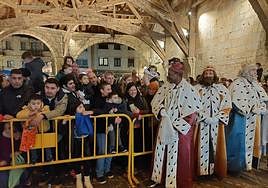 Regalos para todos. Los Reyes Magos llegaron al Ayuntamiento y el pórtico de Santa María y desataron el júbilo y la sonrisa de los más pequeños de la villa.