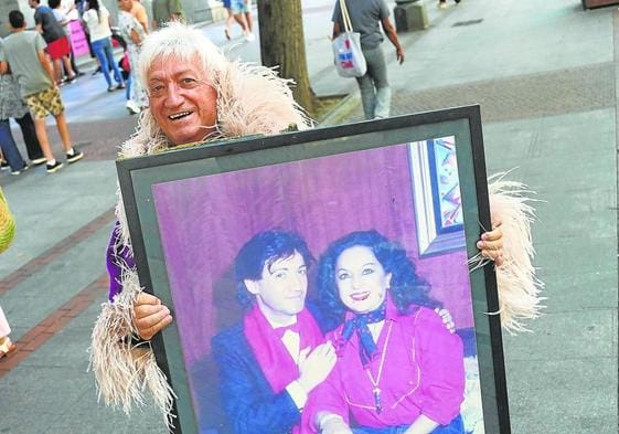 La Otxoa, que sufrió hace dos meses una angina de pecho, posa con un cuadro en el que aparece junto a Lola Flores.