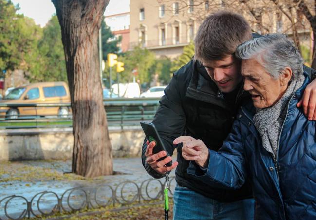 Maximiliana', el teléfono móvil de uso fácil para los mayores