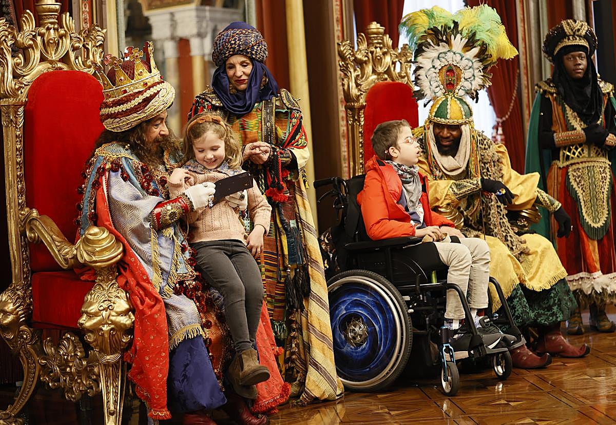 Los Reyes Magos, con los niños en el salón del Ayuntamiento.