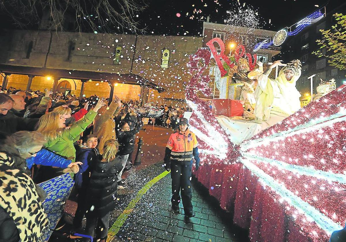 Los Reyes lanzaron un millar de caramelos en Barakaldo desde sus carrozas.