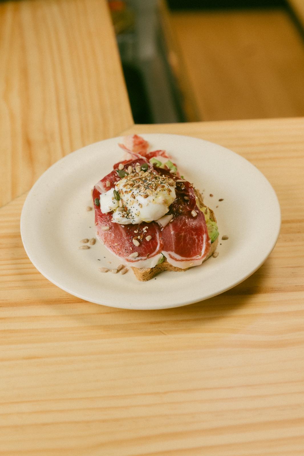 Dentro de un mercado y con mucho rollo: la nueva cafetería de Bilbao para tomar el &#039;brunch&#039;