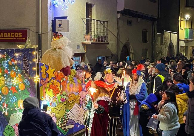 Alegría-Dulantzi se ha echado a la calle para seguir el desfile.