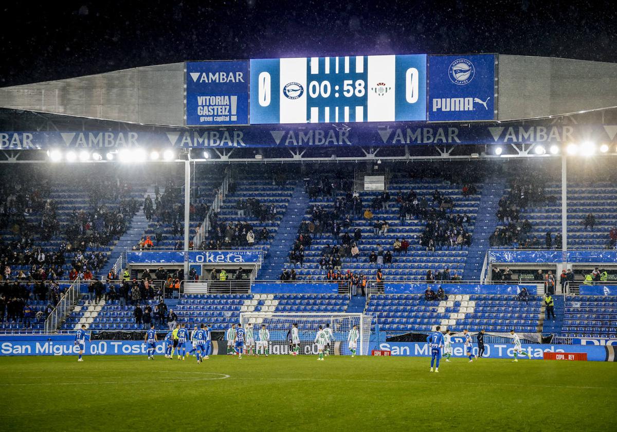 Imagen de Mendizorroza a la salida de los equipos.