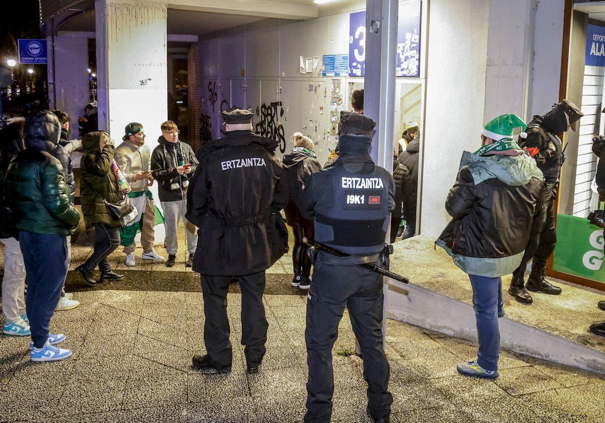 Agentes de la Ertzaintza con aficionados del Betis en el exterior de Mendizorroza.