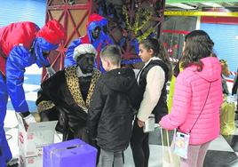 Mikel, Giulia y Bilal fueron los primeros en hablar con los Reyes Magos en Ermua.