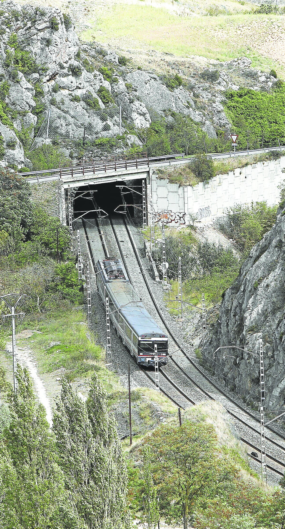 Un tren convecional circula por el desfiladero de Pancorbo, por el que debe ejecutarse también la nueva línea de alta velocidad entre Euskadi y Castilla y León.