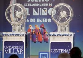 Responsables de la Casa de Resa festejan el premio.